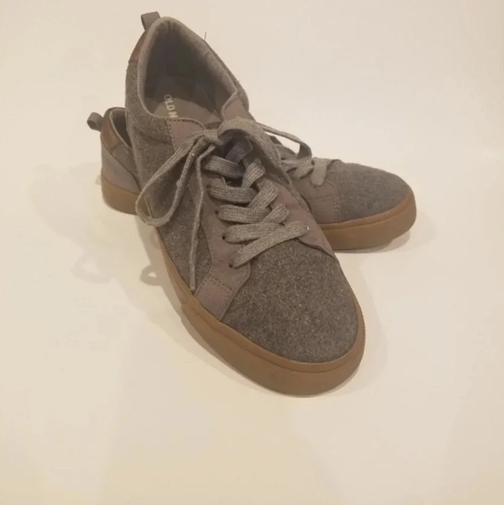 Old Navy boys Gray Wool Sneakers sz.6
